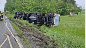 Nach Unfall mit LKW in Jettingen: Straße zur Bergung gesperrt