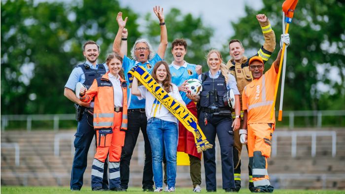 Fans und Polizei jubeln  in Stuttgart gemeinsam