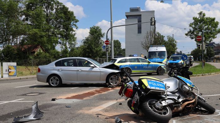 Stuttgart-Degerloch: Schwerer Unfall mit Polizeimotorrädern – ein Beamter stirbt