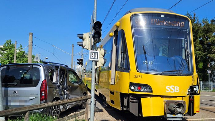 Stadtbahnunfall in Stuttgart-Möhringen: Auto kollidiert mit U12 – drei Personen verletzt
