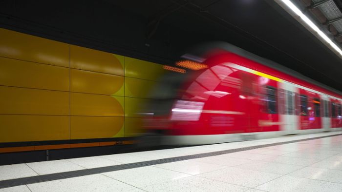 Exhibitionist onaniert vor 22-Jähriger in S-Bahn