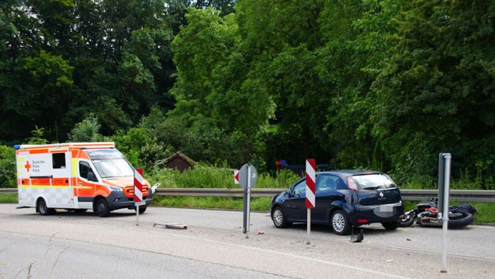 Unfall in Esslingen: 28-jähriger Motorradfahrer stürzt und kollidiert mit Auto – schwer verletzt