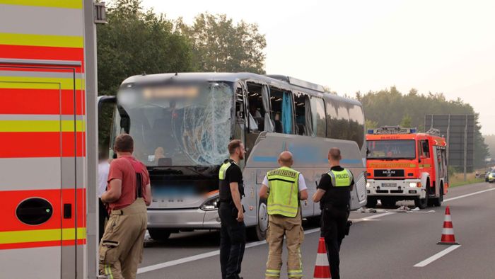 Nach Unfall mit Reisebus auf A24 Sperrung aufgehoben