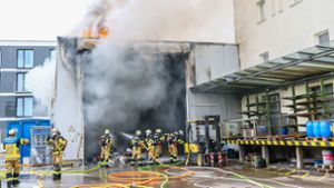 Stuttgart-Zuffenhausen: Lagerhalle  in Brand – Bevölkerungswarnung aufgehoben