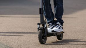 Unfallflucht in Böblingen: Junge auf E-Scooter bringt Rennradfahrer zum Sturz