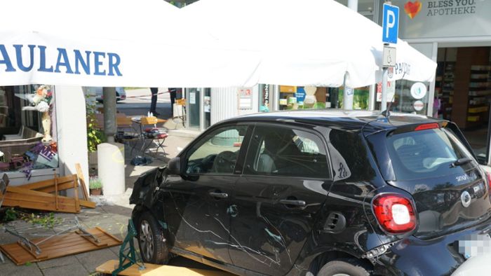 Auto fährt in Café - drei Verletzte bei Verkehrsunfall