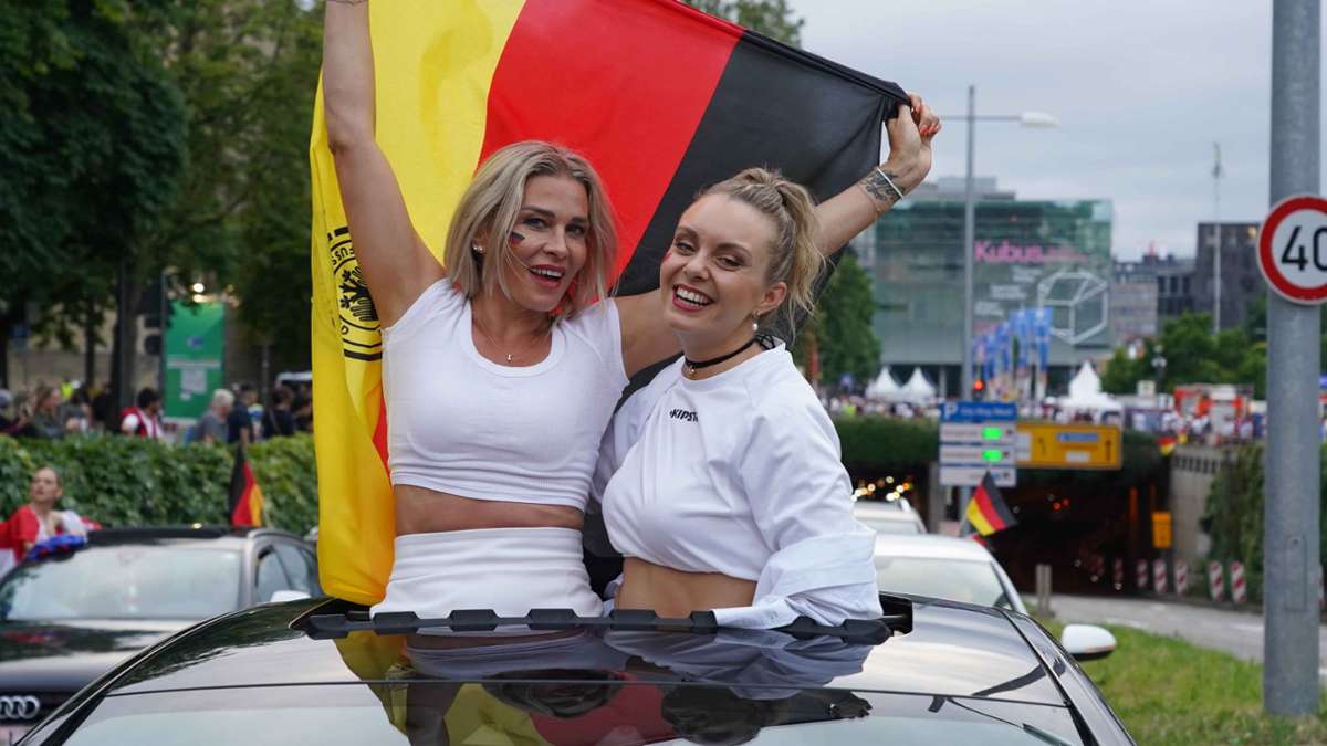 Nach 2:0-Sieg der DFB-Elf gegen Ungarn: Jubelnde Fans cruisen im Autokorso durch die Stuttgarter City