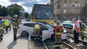 Stadtbahnunfall in Bad Cannstatt: Drei Verletzte nach Zusammenstoß zwischen Auto und Stadtbahn
