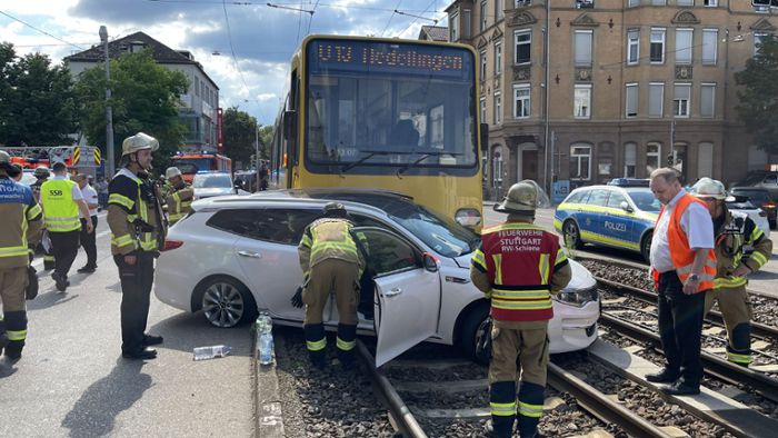 Drei Verletzte nach Zusammenstoß zwischen Auto und Stadtbahn