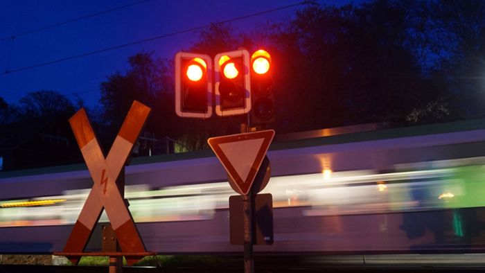Beinahe-Unfall am Bahnübergang – Radlerin entgeht nur knapp dem Zug