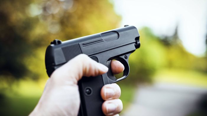 Zehn Männer schießen nachts mit Spielzeugwaffen auf Parkplatz