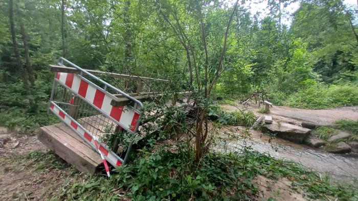 Flut hat Wanderwege und Brücken zerstört