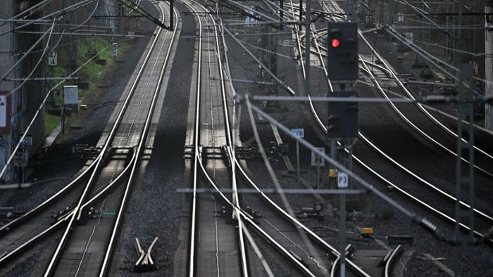 Unwetter beeinträchtigt  Zugverkehr – Bahn warnt vor Ausfällen