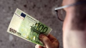 Stuttgarter Polizei sucht Zeugen: Mit gefälschtem 100-Euro-Schein bezahlt – Festnahme