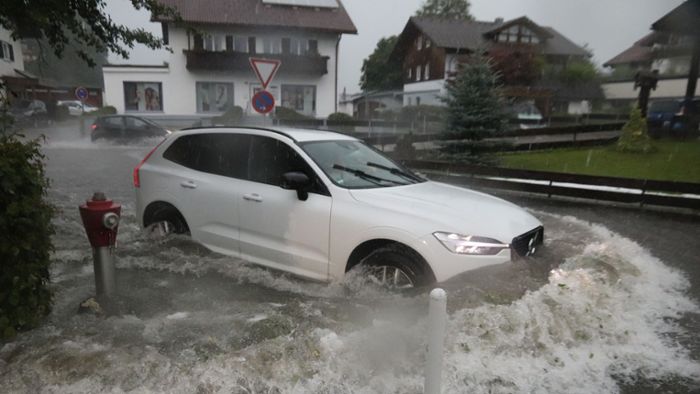 Auto bleibt im Hochwasser stecken