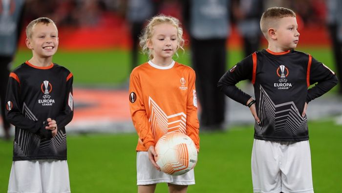 Einlaufkinder im Oktober 2022 bei einem Spiel der UEFA Europa League.