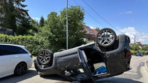 Stuttgart-Sillenbuch: 68-Jähriger fährt gegen Mercedes, sein Kia landet auf dem Dach