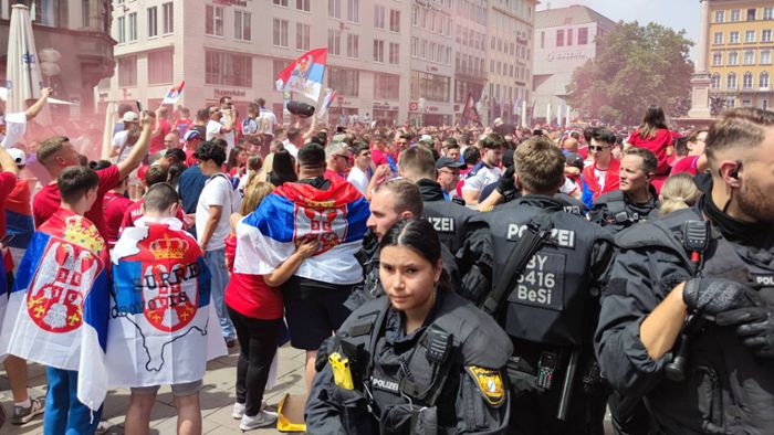 Serbische Fans werfen Flaschen auf Polizisten – drei Festnahmen