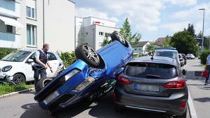 Stuttgart-Stammheim: Verkehrsunfall mit Verletzten – Auto überschlägt sich auf der Herbertstraße