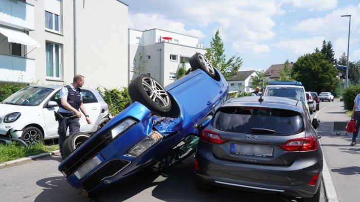 Stuttgart-Stammheim: Verkehrsunfall mit Verletzten – Auto überschlägt sich auf der Herbertstraße