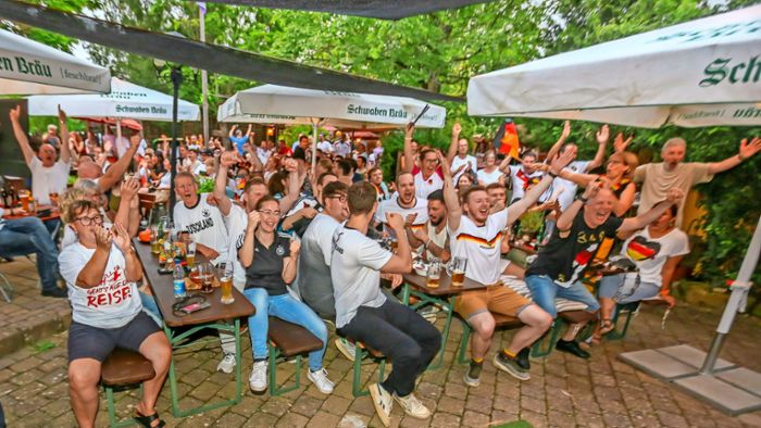 Esslinger  Fans  bejubeln den Einzug  ins Viertelfinale