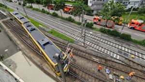 Stadtbahn entgleist – Feuerwehr rückt mit Spezialfahrzeug aus