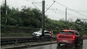 Stadtbahnverkehr am Pragsattel in Stuttgart: Mercedes landet in Gleisbett –  U6 aus dem Takt  gebracht