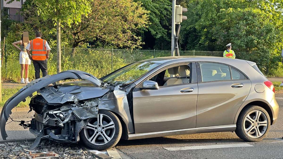 Unfall in Stuttgart-Zuffenhausen: Mercedes stößt mit Stadtbahn der Linie U7 zusammen